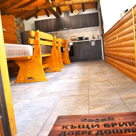 къщи брик 2 Къща за гости 3*